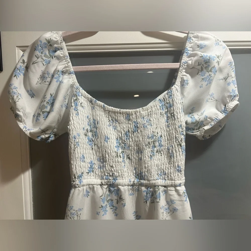 💙 Hollister Blue and White Floral Spring Summer Dress in XS Open Back - Picture 2 of 6